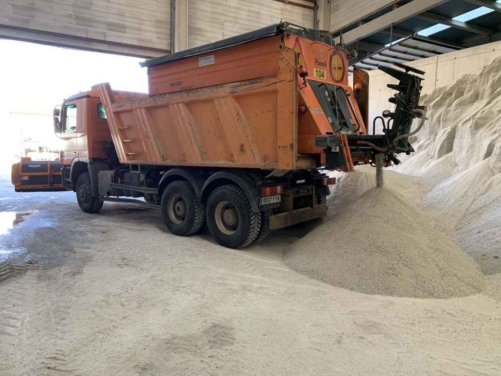 camion-quitanieves-con-salero-1