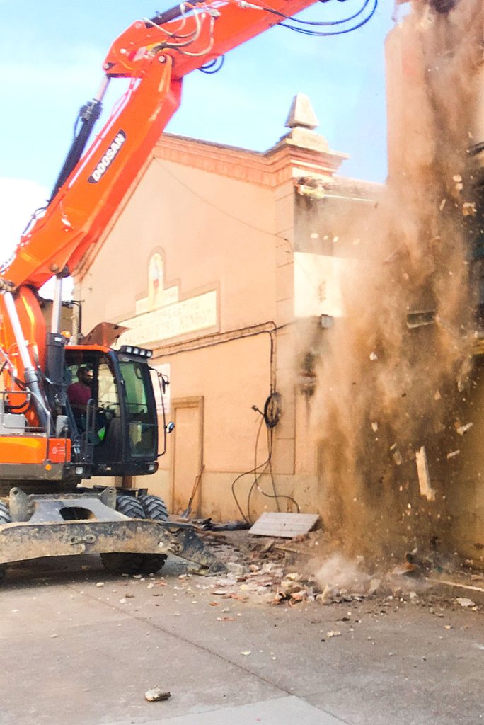 Excavadora realizando un derribo en Navarra