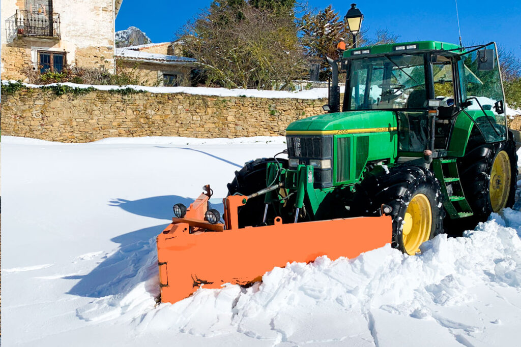 Tractor quitanieves en Navarra
